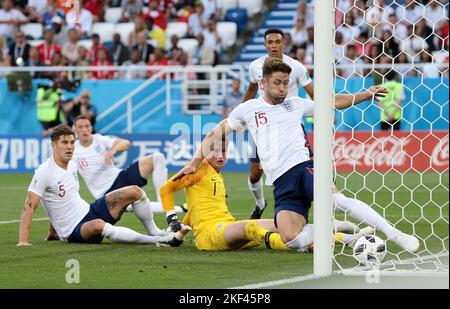 Photo du dossier datée du 28-06-2018 du Gary Cahill, en Angleterre, qui a effacé la balle de la ligne de but de la coupe du monde 2018. L'ancien défenseur de Chelsea et d'Angleterre Gary Cahill a annoncé sa retraite du football. Date de publication : mercredi 16 novembre 2022. Banque D'Images