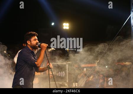 13 novembre 2022, Hyderabad, Sindh, Pakistan: Le célèbre chanteur pakistanais Saif Samejo interprète sa musique pendant le concert à Hyderabad (Credit image: © Jan Ali Laghari/Pacific Press via ZUMA Press Wire) Banque D'Images