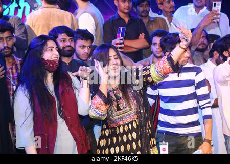 13 novembre 2022, Hyderabad, Sindh, Pakistan: Les filles apprécient le concert musical à Hyderabad (Credit image: © Jan Ali Laghari/Pacific Press via ZUMA Press Wire) Banque D'Images