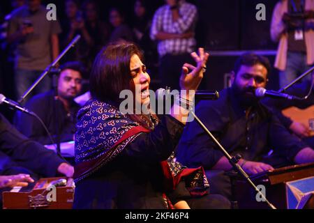 13 novembre 2022, Hyderabad, Sindh, Pakistan: sanam marvi, célèbre chanteuse pakistanaise, interprète sa musique pendant le concert à Hyderabad (Credit image: © Jan Ali Laghari/Pacific Press via ZUMA Press Wire) Banque D'Images