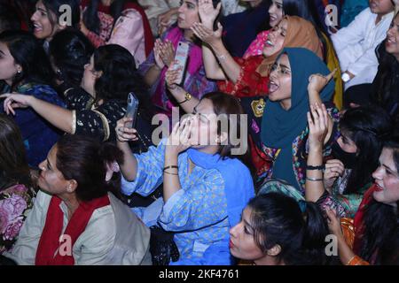 13 novembre 2022, Hyderabad, Sindh, Pakistan: Les filles apprécient le concert musical à Hyderabad (Credit image: © Jan Ali Laghari/Pacific Press via ZUMA Press Wire) Banque D'Images