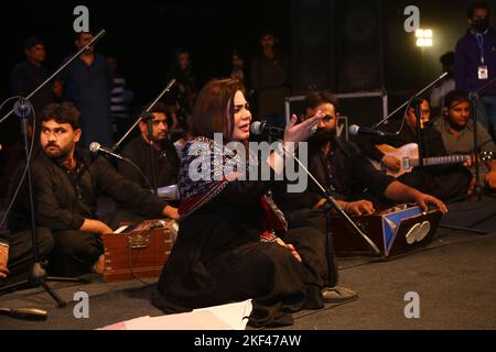 13 novembre 2022, Hyderabad, Sindh, Pakistan: sanam marvi, célèbre chanteuse pakistanaise, interprète sa musique pendant le concert à Hyderabad (Credit image: © Jan Ali Laghari/Pacific Press via ZUMA Press Wire) Banque D'Images