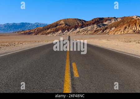 Einsame Straße im Death-Valley-Nationalpark, Kalifornien, Etats-Unis, Nordamerika Banque D'Images