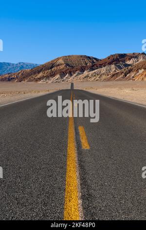 Einsame Straße im Death-Valley-Nationalpark, Kalifornien, Etats-Unis, Nordamerika Banque D'Images