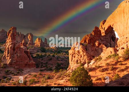 South Window im Morgenlicht und Regenbogen, Arches Nationalpark, Utah, Südwesten, États-Unis, Nordamerika Banque D'Images