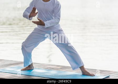 Jeune homme pratiquant le Tai Chi Chuan traditionnel, Tai Ji et Qi gong dans le parc pour la santé, traditionnel chinois arts martiaux concept sur le dos naturel Banque D'Images