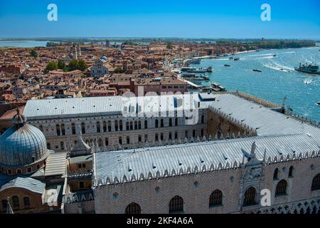 Blick vom Campanile, Glockentrum von San Marco, in Richtung Stadtteil Castello, Dogenpalast, Veneig, Venetien, Italien Banque D'Images