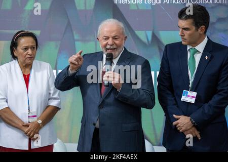 Charm El Sheik, Égypte. 16th novembre 2022. Luiz Inacio Lula da Silva (M), Président du Brésil, prend la parole sur une scène dans le pavillon brésilien lors du Sommet des Nations Unies sur le climat COP27. À côté de lui sont Maria de Fátima Bezerra (l), gouverneur de l'état brésilien de Rio Grande do Norte, et Helder Zahluth Barbalho, gouverneur de l'état brésilien de Pará. Credit: Christophe bateau/dpa/Alay Live News Banque D'Images