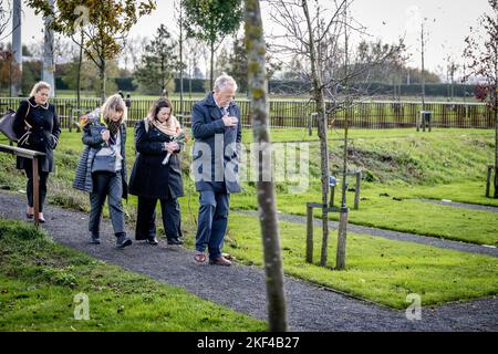 Vijhuizen, pays-Bas. 16th novembre 2022. VIJFHUIZEN - parents britanniques au Monument National MH17. Devant le tribunal de Schiphol, le tribunal statue dans l'affaire pénale contre les quatre hommes soupçonnés d'être impliqués dans l'attentat du vol MH17. Les 298 personnes à bord ont été tuées. ANP ROBIN UTRECHT pays-bas Out - belgique Out crédit: ANP/Alay Live News Banque D'Images