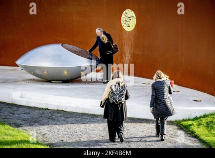 Vijhuizen, pays-Bas. 16th novembre 2022. VIJFHUIZEN - parents britanniques au Monument National MH17. Devant le tribunal de Schiphol, le tribunal statue dans l'affaire pénale contre les quatre hommes soupçonnés d'être impliqués dans l'attentat du vol MH17. Les 298 personnes à bord ont été tuées. ANP ROBIN UTRECHT pays-bas Out - belgique Out crédit: ANP/Alay Live News Banque D'Images