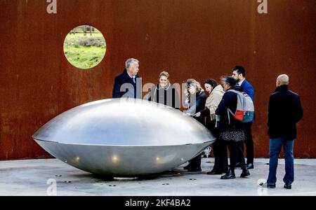 Vijhuizen, pays-Bas. 16th novembre 2022. VIJFHUIZEN - parents britanniques au Monument National MH17. Devant le tribunal de Schiphol, le tribunal statue dans l'affaire pénale contre les quatre hommes soupçonnés d'être impliqués dans l'attentat du vol MH17. Les 298 personnes à bord ont été tuées. ANP ROBIN UTRECHT pays-bas Out - belgique Out crédit: ANP/Alay Live News Banque D'Images