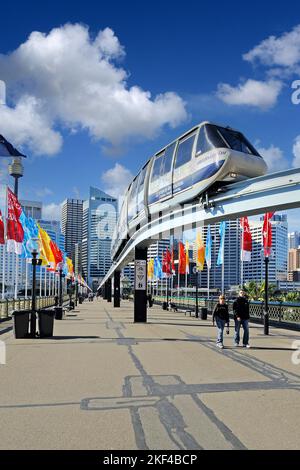 Monorail Bahn auf der Pyrmont Bridge à Darling Harbour, Sydney Banque D'Images