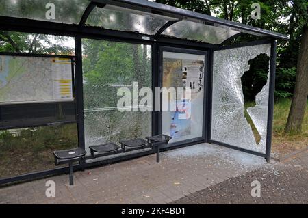 Vandalismus in einem Wartehäuschen, zertrümmerte Scheibe, Banque D'Images