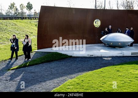 Vijhuizen, pays-Bas. 16th novembre 2022. VIJFHUIZEN - parents britanniques au Monument National MH17. Devant le tribunal de Schiphol, le tribunal statue dans l'affaire pénale contre les quatre hommes soupçonnés d'être impliqués dans l'attentat du vol MH17. Les 298 personnes à bord ont été tuées. ANP ROBIN UTRECHT pays-bas Out - belgique Out crédit: ANP/Alay Live News Banque D'Images