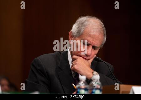 Martin J. Gruenberg, président par intérim de la Federal Deposit Insurance Corporation, témoigne devant le Sénat des affaires bancaires, du logement et urbaines, d'une audience de surveillance visant à examiner les régulateurs financiers, en se concentrant sur un système solide de banques et de caisses de crédit pour la rue principale, à Capitol Hill à Washington, DC, États-Unis, mardi, 15 novembre, 2022. Photo de Cliff Owen/CNP/ABACAPRESS.COM Banque D'Images