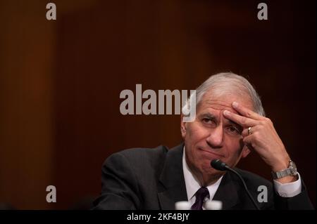 Martin J. Gruenberg, président par intérim de la Federal Deposit Insurance Corporation, témoigne devant le Sénat des affaires bancaires, du logement et urbaines, d'une audience de surveillance visant à examiner les régulateurs financiers, en se concentrant sur un système solide de banques et de caisses de crédit pour la rue principale, à Capitol Hill à Washington, DC, États-Unis, mardi, 15 novembre, 2022. Photo de Cliff Owen/CNP/ABACAPRESS.COM Banque D'Images