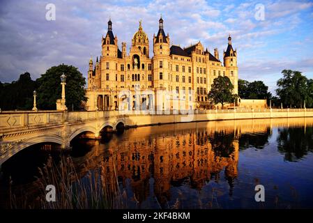 Europa, Deutschland, Mecklenburg-Vorpommern, Schwerin, Schloss Schwerin,Erbaut 1845 bis 1857 im Stil des Romatischen Historismus, heute Sitz des Land Banque D'Images