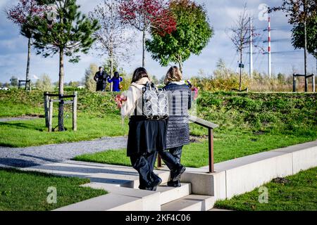 Vijhuizen, pays-Bas. 16th novembre 2022. VIJFHUIZEN - parents britanniques au Monument National MH17. Devant le tribunal de Schiphol, le tribunal statue dans l'affaire pénale contre les quatre hommes soupçonnés d'être impliqués dans l'attentat du vol MH17. Les 298 personnes à bord ont été tuées. ANP ROBIN UTRECHT pays-bas Out - belgique Out crédit: ANP/Alay Live News Banque D'Images