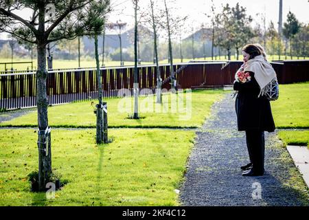 Vijhuizen, pays-Bas. 16th novembre 2022. VIJFHUIZEN - parents britanniques au Monument National MH17. Devant le tribunal de Schiphol, le tribunal statue dans l'affaire pénale contre les quatre hommes soupçonnés d'être impliqués dans l'attentat du vol MH17. Les 298 personnes à bord ont été tuées. ANP ROBIN UTRECHT pays-bas Out - belgique Out crédit: ANP/Alay Live News Banque D'Images