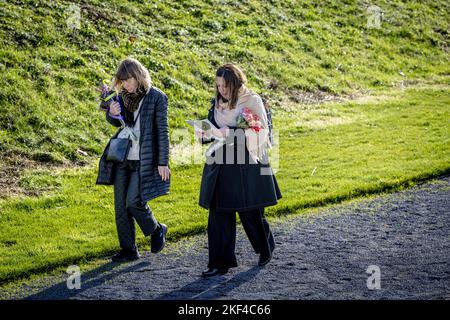 Vijhuizen, pays-Bas. 16th novembre 2022. VIJFHUIZEN - parents britanniques au Monument National MH17. Devant le tribunal de Schiphol, le tribunal statue dans l'affaire pénale contre les quatre hommes soupçonnés d'être impliqués dans l'attentat du vol MH17. Les 298 personnes à bord ont été tuées. ANP ROBIN UTRECHT pays-bas Out - belgique Out crédit: ANP/Alay Live News Banque D'Images