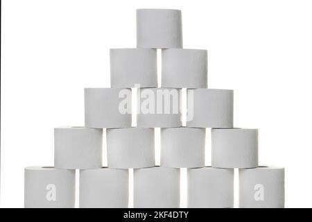 Eine Pyramide aus Toilettenpapier weissem Hintergrund, vor Banque D'Images