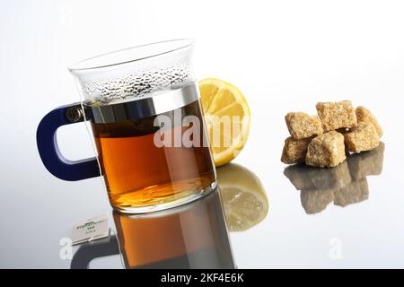 Ein Glas heisser Tee mit braunen Würfelzucker und eine Zitrone, Zitronentee, Erkältungstee, Vitamin C, Banque D'Images