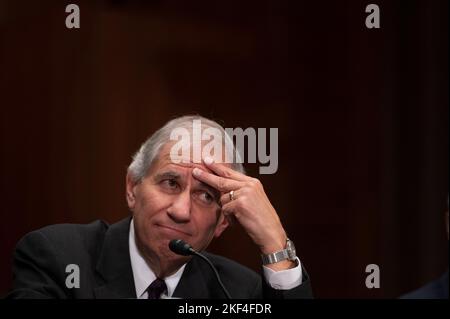 Martin J. Gruenberg, président par intérim de la Federal Deposit Insurance Corporation, témoigne devant le Sénat des affaires bancaires, du logement et urbaines, de l'audience de surveillance visant à examiner les organismes de réglementation financière, en mettant l'accent sur un système solide de banques et de caisses de crédit pour la rue principale, à Capitol Hill, à Washington, le mardi 15 novembre 2022. Crédit : Cliff Owen/CNP Banque D'Images