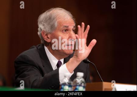 Martin J. Gruenberg, président par intérim de la Federal Deposit Insurance Corporation, témoigne devant le Sénat des affaires bancaires, du logement et urbaines, de l'audience de surveillance visant à examiner les organismes de réglementation financière, en mettant l'accent sur un système solide de banques et de caisses de crédit pour la rue principale, à Capitol Hill, à Washington, le mardi 15 novembre 2022. Crédit : Cliff Owen/CNP Banque D'Images