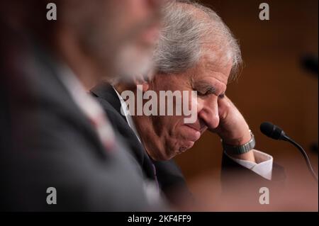 Martin J. Gruenberg, président par intérim de la Federal Deposit Insurance Corporation, témoigne devant le Sénat des affaires bancaires, du logement et urbaines, de l'audience de surveillance visant à examiner les organismes de réglementation financière, en mettant l'accent sur un système solide de banques et de caisses de crédit pour la rue principale, à Capitol Hill, à Washington, le mardi 15 novembre 2022. Crédit : Cliff Owen/CNP Banque D'Images