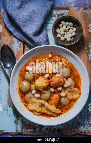 La cuisine de rue indonésienne Baso ACI est faite à partir de farine de tapioca mélangée à l'assaisonnement et servie avec du tofu, du pilus, de la chaux et des bakso frits ou des boulettes de viande Banque D'Images