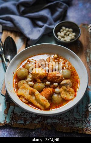 La cuisine de rue indonésienne Baso ACI est faite à partir de farine de tapioca mélangée à l'assaisonnement et servie avec du tofu, du pilus, de la chaux et des bakso frits ou des boulettes de viande Banque D'Images