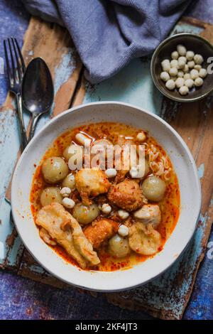 La cuisine de rue indonésienne Baso ACI est faite à partir de farine de tapioca mélangée à l'assaisonnement et servie avec du tofu, du pilus, de la chaux et des bakso frits ou des boulettes de viande Banque D'Images