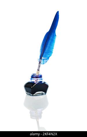 Eine blaue Schreibfeder mit einem Tintenfass, Freisteller, blaue Tinte, Banque D'Images