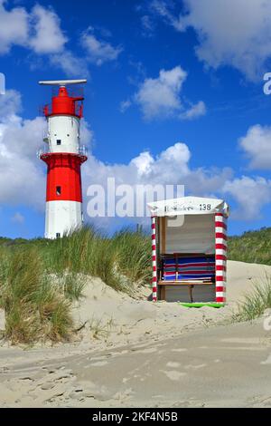 Insel Borkum - Elektrischer Leuchtturm, Strandkorb am Strand, Cumuluswolken, Banque D'Images