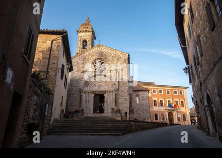 Vue de l'église principale de San Quirico d'Orcia le long de la via Francigena, Toscane, Italie Banque D'Images