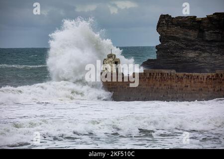 Portreath,Cornwall,16th novembre 2022,grandes vagues et mers de tempête à Portreath,Cornwall causées par de forts vents de nuit. La température était de 12C, mais avec un nuage de lumière et une douce brise. La prévision est pour la pluie lourde cet après-midi.Credit: Keith Larby/Alay Live News Banque D'Images