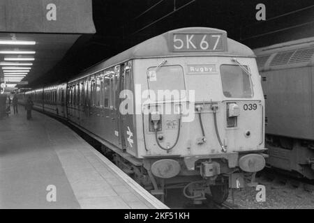 unité multiple électrique ferroviaire britannique d'origine sur le service passagers birmingham nouvelle station de rue fin 1970s début 1980s Banque D'Images