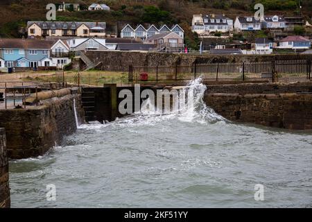 Portreath,Cornwall,16th novembre 2022,grandes vagues et mers de tempête à Portreath,Cornwall causées par de forts vents de nuit. La température était de 12C, mais avec un nuage de lumière et une douce brise. La prévision est pour la pluie lourde cet après-midi.Credit: Keith Larby/Alay Live News Banque D'Images