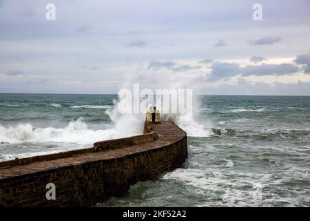 Portreath,Cornwall,16th novembre 2022,grandes vagues et mers de tempête à Portreath,Cornwall causées par de forts vents de nuit. La température était de 12C, mais avec un nuage de lumière et une douce brise. La prévision est pour la pluie lourde cet après-midi.Credit: Keith Larby/Alay Live News Banque D'Images