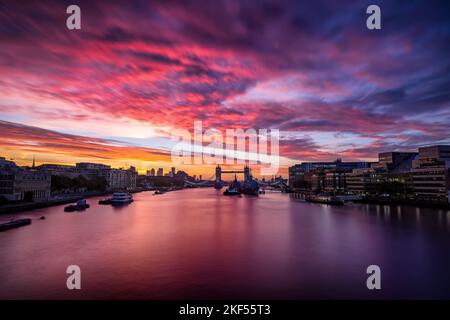 Lever de soleil coloré derrière la ligne d'horizon de Londres, Angleterre Banque D'Images