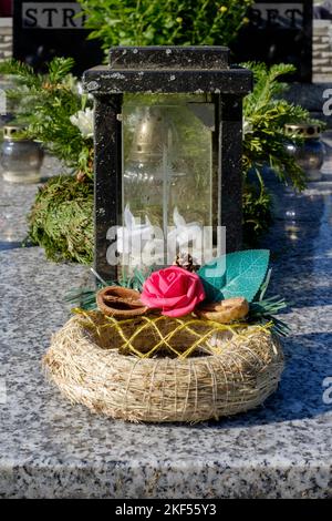 les tombes sont décorées avec des fleurs fraîches bougies lanternes au cimetière rural local pour tous les saints jour zala comté hongrie Banque D'Images