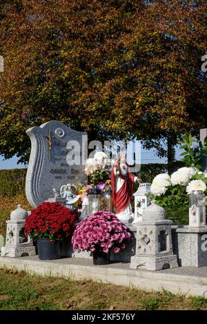 les tombes sont décorées avec des fleurs fraîches bougies lanternes au cimetière rural local pour tous les saints jour zala comté hongrie Banque D'Images