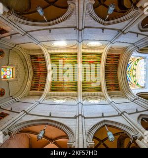 Madrid, Espagne - 5 novembre 2022 : architecture intérieure de la cathédrale d'Almudena. L'église catholique est une attraction touristique majeure dans la capitale ci Banque D'Images