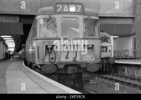 unité multiple électrique ferroviaire britannique d'origine sur le service passagers birmingham nouvelle station de rue fin 1970s début 1980s Banque D'Images