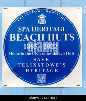 Affiche de campagne d'information pour sauver des cabanes de plage historiques de spa, Felixstowe, Suffolk, Angleterre, Royaume-Uni Banque D'Images