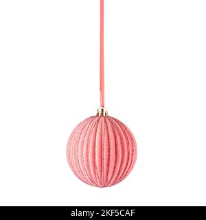 boule de noël rose suspendue, isolée sur fond blanc. décorations d'arbre de noël recouvertes de velours. Banque D'Images