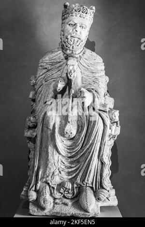 Photo en noir et blanc de la statue en ruines représentant le roi médiéval senior assis sur le trône Banque D'Images