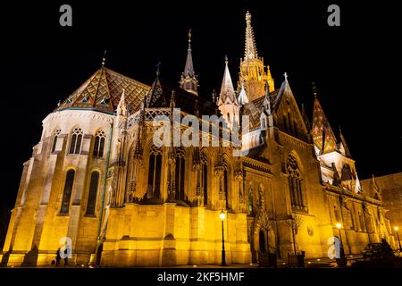 Vue nocturne de l'église illuminée de l'Assomption du château de Buda, également connue sous le nom d'église Matthias. Église catholique romaine construite dans le St roman Banque D'Images