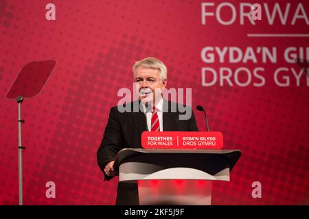 Carwyn Jones AM, Premier ministre du pays de Galles, s'adressant à la Conférence du travail gallois à Llandudno, pays de Galles, 2017 Banque D'Images