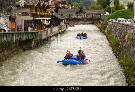 Rafting sur la rivière Arve à travers le centre de la ville alpine en été, Chamonix, haute Savoie, France Banque D'Images